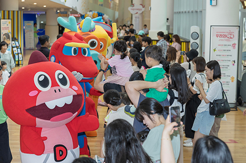 캐릭터 친구들과 산책 사진1