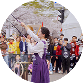 해피 버블리 극단 여기, 우리