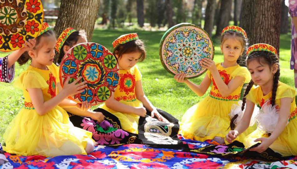 타지키스탄 전통 의상을 체험해요1